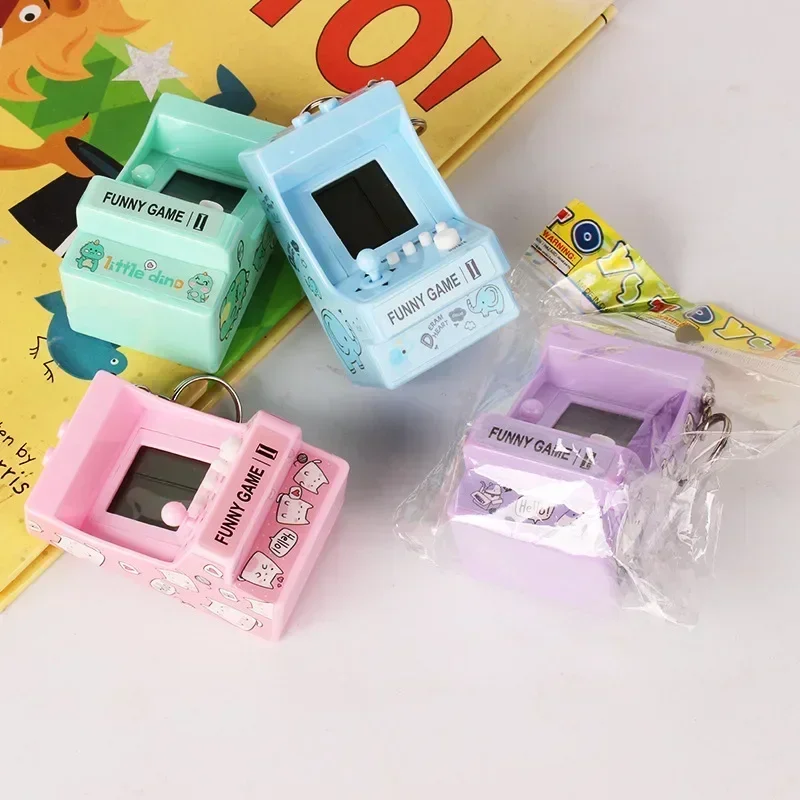 Retro Gaming Universe - Tragbarer Mini-Taschen-Schlüsselanhänger, integrierter 26-Retro-Klassikspiele, elektronische Handheld-Spielekonsole